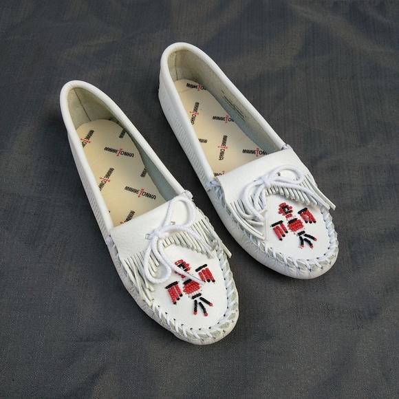 minnetonka thunderbird softsole